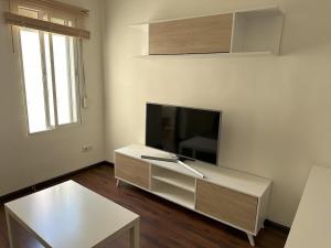 Μια τηλεόραση ή/και κέντρο ψυχαγωγίας στο Apartamento en el centro de Talavera