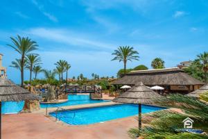 Bazén v ubytování Wyndham - Bright and Modern 2BR with Sea Views in nebo v jeho okolí