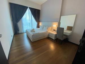 una habitación de hotel con una cama y un espejo en Kuala Lumpur Apartment at Opus Residence Near China Town and 118 Tower, en Kuala Lumpur 56 fotos más