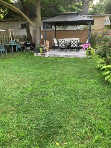 Κήπος έξω από το Family Stay Near Niagara Falls