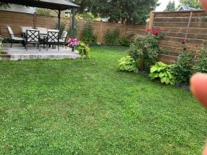 Κήπος έξω από το Family Stay Near Niagara Falls