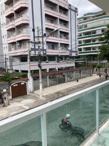 een motorfiets in het water voor een gebouw bij Apê Dunas do Forte in Cabo Frio
