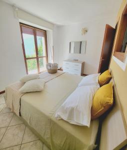 een slaapkamer met een groot bed en een raam bij La Terrazza Panoramica in San Sebastiano