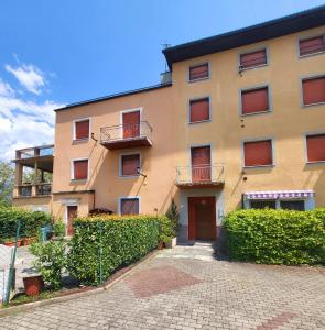 een appartementencomplex met een oprit ervoor bij La Terrazza Panoramica in San Sebastiano
