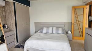 Ένα ή περισσότερα κρεβάτια σε δωμάτιο στο Dona Maria 506D