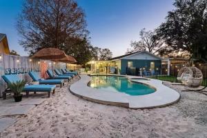 Bazén v ubytování New listing promo,10 min to beach, backyard fun, Pool nebo v jeho okolí