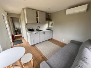 a living room with a couch and a table at Napu Puhkemaja in Rabivere