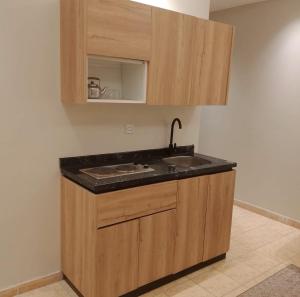 Η κουζίνα ή μικρή κουζίνα στο شقق فاخرة الملز Al Malaz luxury apartments