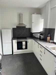 O bucătărie sau chicinetă la Modern 2 bedroom ground floor apartment +6 fotografii
