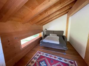 Ένα ή περισσότερα κρεβάτια σε δωμάτιο στο Alpine Dream Chalet with Spa close to Lake Geneva