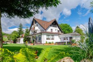 布朗Vila Trubadur - Adults Only的一栋带有大院子的白色大房子