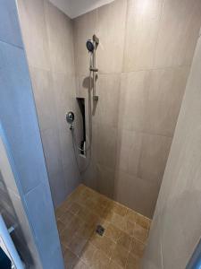 een douche met een douchekop in een badkamer bij Maison Remì in Castellana Grotte