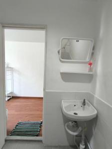 een badkamer met een wastafel en een spiegel aan de muur bij Santo house Bangkok in Bangkok