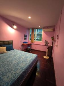 een slaapkamer met een bed, een raam en een ventilator bij Santo house Bangkok in Bangkok