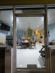 een persoon aan een tafel in een kamer bij Santo house Bangkok in Bangkok