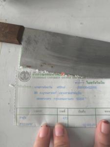 een persoon die een stuk papier vasthoudt met een mes bij Santo house Bangkok in Bangkok +19 foto's