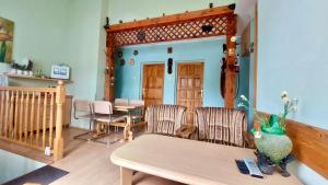 a living room with a table and chairs and a crib at Tawerna Murena in Poddąbie