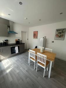 Una cocina o cocineta en Private Studio in Derby - Shared Kitchen # 1