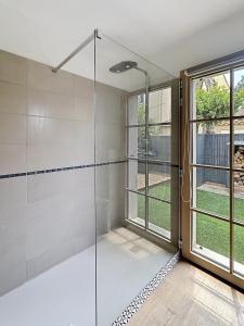 Bilik mandi di Villa Alpilles avec Piscine