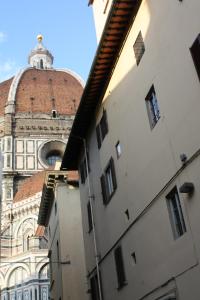 vista su un edificio e su una cupola di Adelaide House a Firenze