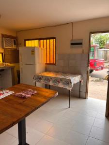 Posada Doña Nancy的厨房里有一张桌子和一个冰箱