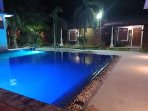 een zwembad 's nachts voor een huis bij So-J Beach Villa in Trincomalee