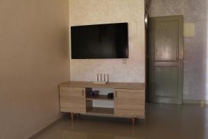 Televiisor ja/või meelelahutuskeskus majutusasutuses Votre coin cosy au centre d'Agadir
