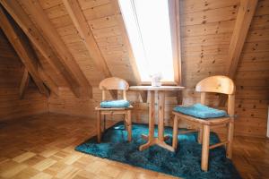 Dos sillas y una mesa en una habitación con ventana. en Idyllisches Maisonette-Apartment, en Sankt Märgen 13 fotos más