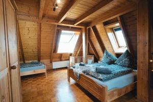 Un dormitorio con una cama en una cabaña de troncos en Idyllisches Maisonette-Apartment, en Sankt Märgen