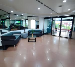 a lobby with couches and a table in a building at Flat GoodLar Liberdade SP Hakka Eventos in Sao Paulo +61 photos