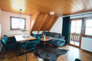 una sala de estar con un sofá y una mesa en Idyllisches Maisonette-Apartment, en Sankt Märgen