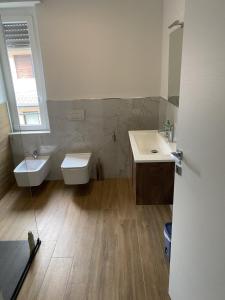 カントゥにあるINTERO APPARTAMENTO 3 CAMERE - 3 BAGNI - Cantù - COMO- PTの洗面台とトイレ付きのバスルーム