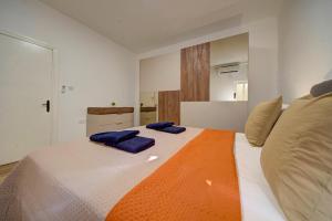 Ένα ή περισσότερα κρεβάτια σε δωμάτιο στο Contemporary Apartment Steps away from Spinola Bay