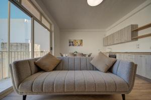 Χώρος καθιστικού στο Contemporary Apartment Steps away from Spinola Bay
