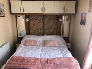 Ένα ή περισσότερα κρεβάτια σε δωμάτιο στο Great Caravan With Decking And Wi-Fi At Dovercourt Holiday Park Ref 44002F +22 φωτογραφίες