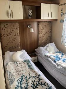 Ένα ή περισσότερα κρεβάτια σε δωμάτιο στο Great Caravan With Decking And Wi-Fi At Dovercourt Holiday Park Ref 44002F