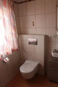 O baie la Ferienwohnung Am Blauen Hügel in Eckersdorf +24 fotografii