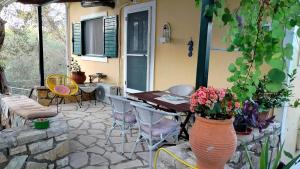 a patio with a table and chairs on a house at Casa Nonna Traditional guest house in Oziás