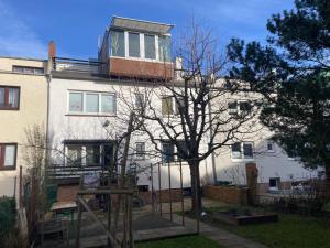 a building with a balcony on top of it at Ferienwohnung Hempfling in Rostock