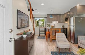Η κουζίνα ή μικρή κουζίνα στο Charming B&B Mezzanine with Free Parking!