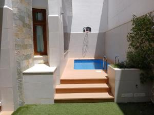 a bathroom with a plunge pool with stairs at Luna Bermeja in Casabermeja