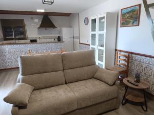 a living room with a couch and a kitchen at Casa Laura in Deltebre