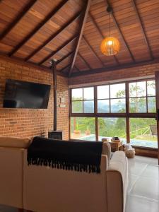 Μια τηλεόραση ή/και κέντρο ψυχαγωγίας στο Chalé vistas altas lumiar +84 φωτογραφίες