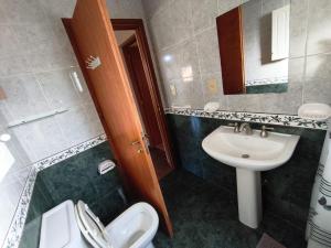 un baño con inodoro y lavabo en Jardín del Piltri, en El Bolsón 17 fotos más