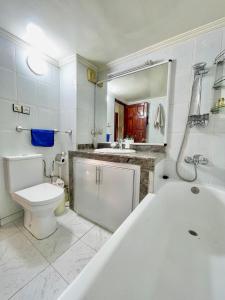 Ένα μπάνιο στο Spacious 140m Family Flat with air conditioner +17 φωτογραφίες