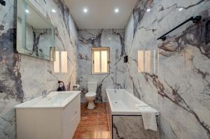 Ένα μπάνιο στο Luxurious Apartment steps from Spinola Bay