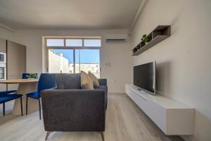 Μια τηλεόραση ή/και κέντρο ψυχαγωγίας στο Luxurious Apartment steps from Spinola Bay