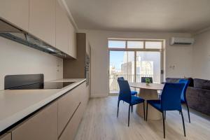 Η κουζίνα ή μικρή κουζίνα στο Luxurious Apartment steps from Spinola Bay