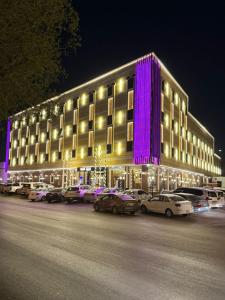 een groot gebouw met auto's ervoor geparkeerd bij الجوهرة بارك 1 in Riyad