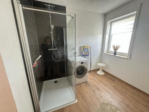 Ένα μπάνιο στο Pension Schlossblick in Leitheim